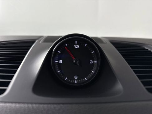 Certified 2023 Porsche Cayenne Platinum Edition image 29