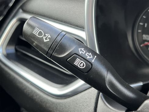 Used 2019 Chevrolet Equinox LT w/ Driver Convenience Package image 26