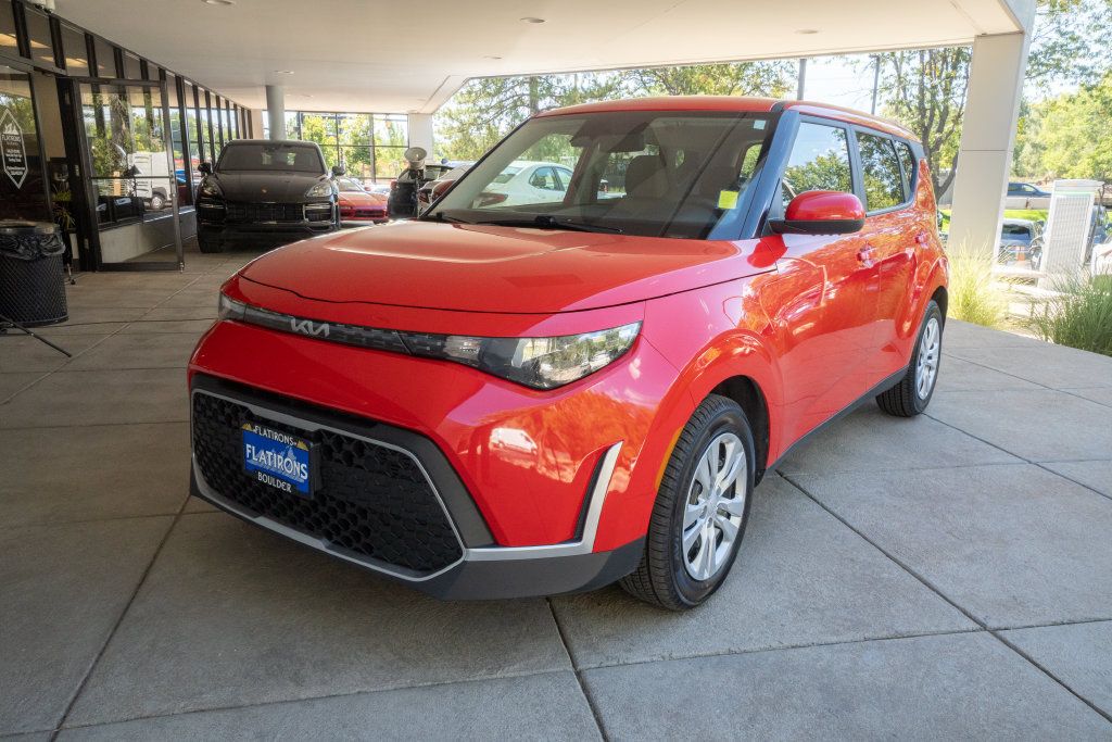 Used 2023 Kia Soul LX FWD image 3