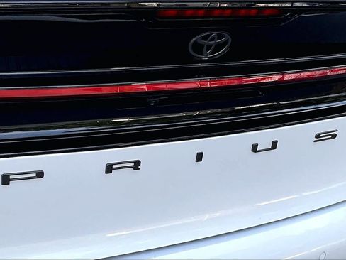 Used 2025 Toyota Prius XLE FWD image 30