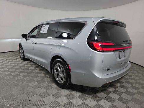 Used 2024 Chrysler Pacifica Limited image 6