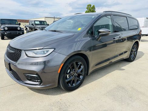 Used 2023 Chrysler Pacifica Touring-L w/ S Appearance Package FWD image 35