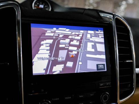 Used 2018 Porsche Cayenne S image 22