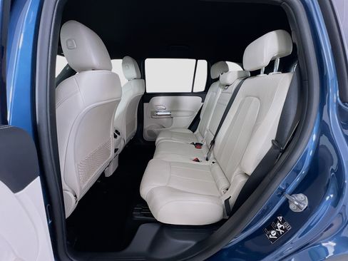 Used 2023 Mercedes-Benz GLB 250 w/ Premium Package image 24