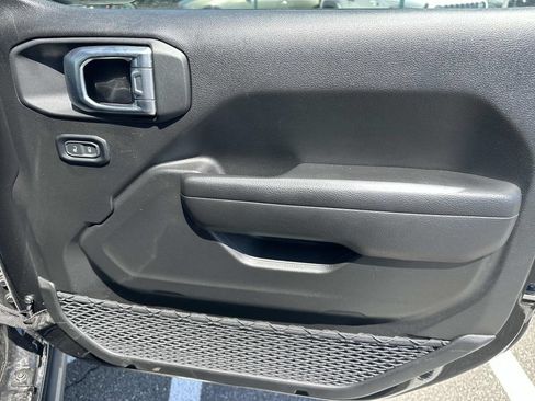 Used 2025 Jeep Wrangler Unlimited Rubicon AWD/4WD image 12