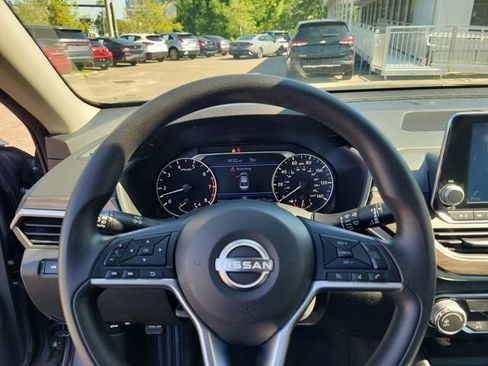 Used 2024 Nissan Altima 2.5 SV FWD image 18