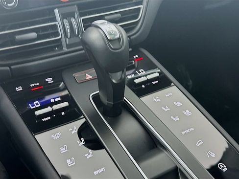 Certified 2025 Porsche Macan AWD/4WD image 19