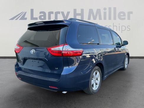 Used 2018 Toyota Sienna LE w/ Carpet Mat Package FWD image 5