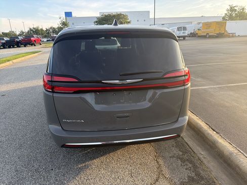 Used 2025 Chrysler Pacifica Select FWD image 8
