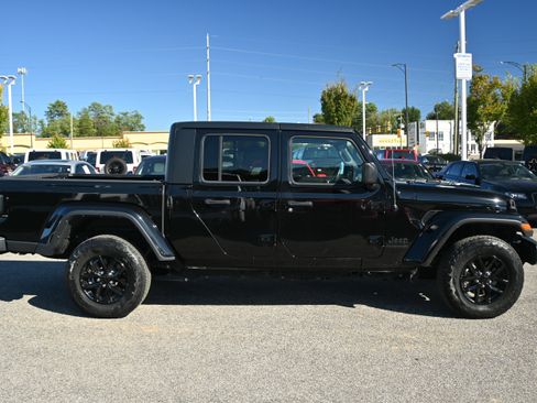 Used 2022 Jeep Gladiator Sport image 16