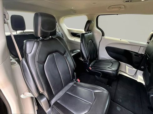 Used 2023 Chrysler Pacifica Touring-L FWD image 27