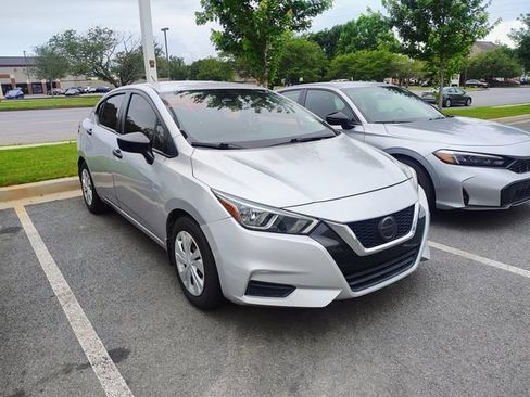 Used 2020 Nissan Versa S FWD image 3