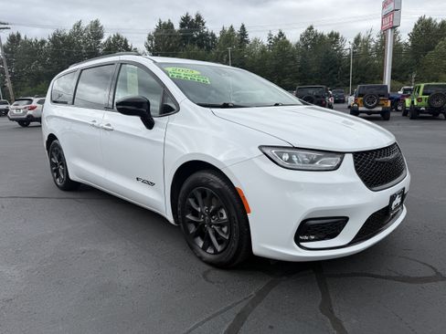 Used 2025 Chrysler Pacifica Select FWD image 3
