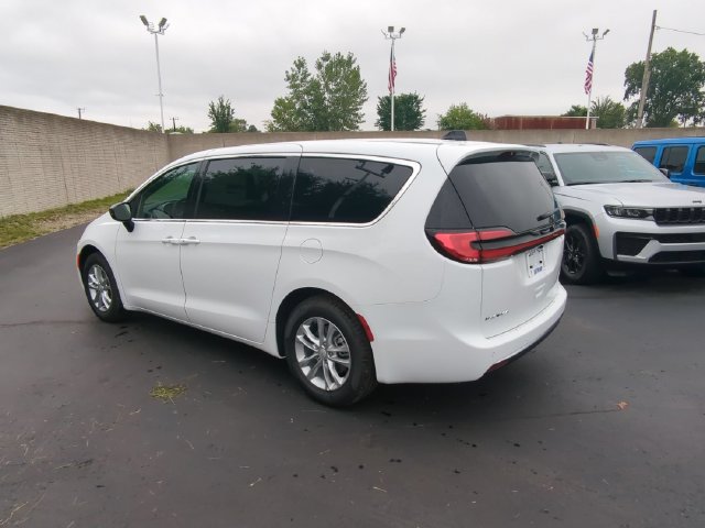 New 2027 Chrysler Pacifica Select FWD image 4
