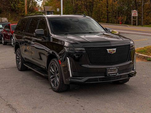 Used 2023 Cadillac Escalade ESV Sport w/ LPO, Floor Liner Package AWD/4WD image 3