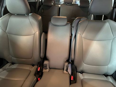Used 2025 Toyota Sienna XLE FWD image 36