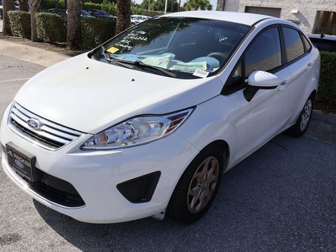 Used 2011 Ford Fiesta SE w/ Super Fuel Economy Pkg FWD image 2