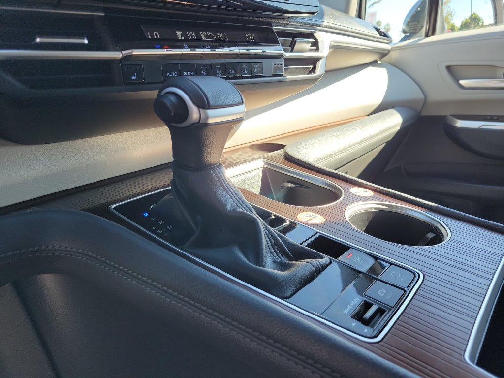Used 2024 Toyota Sienna XLE FWD image 32