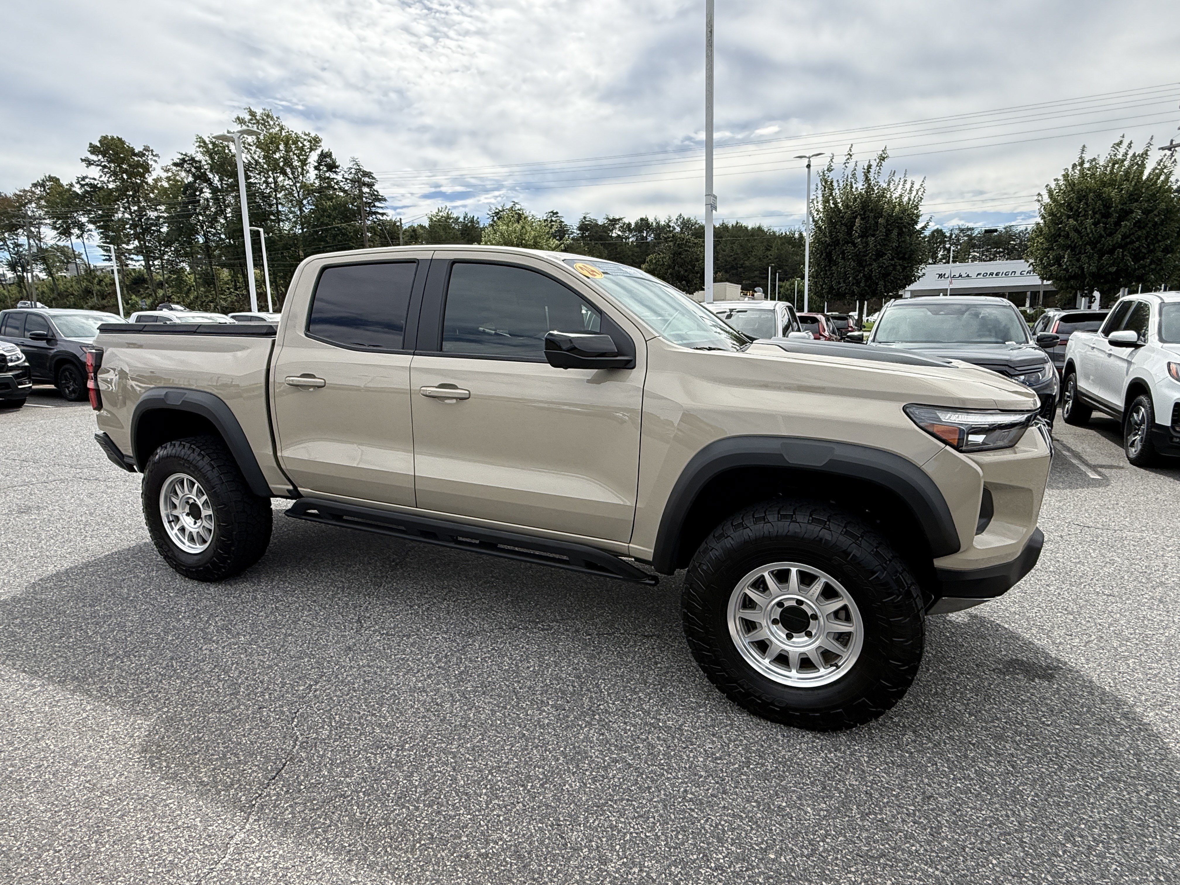 Used 2024 Chevrolet Colorado ZR2 w/ Technology Package AWD/4WD image 2
