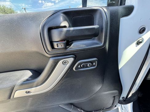 Used 2011 Jeep Wrangler Unlimited Rubicon w/ Connectivity Group AWD/4WD image 22
