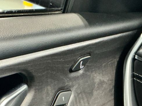 Used 2022 Jeep Grand Cherokee L Overland w/ Advanced Protech Group III AWD/4WD image 17