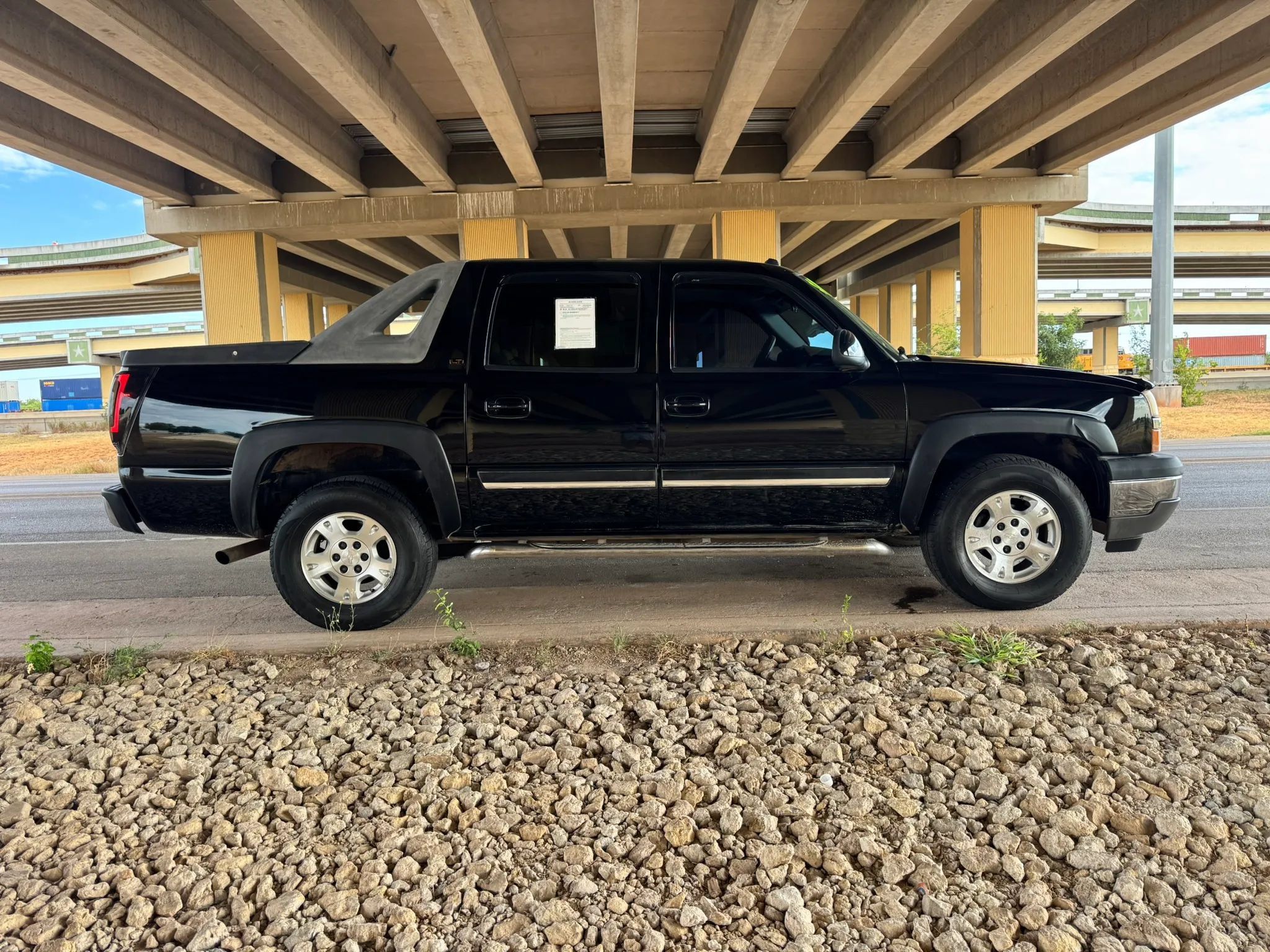 Used 2005 Chevrolet Avalanche Z66 w/ Sun And Sound Package RWD image 2