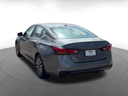 Used 2025 Nissan Altima 2.5 SV FWD image 9