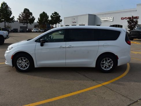 New 2026 Chrysler Pacifica Select image 9