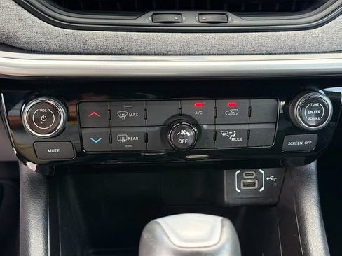 Used 2024 Jeep Compass Latitude AWD/4WD image 16