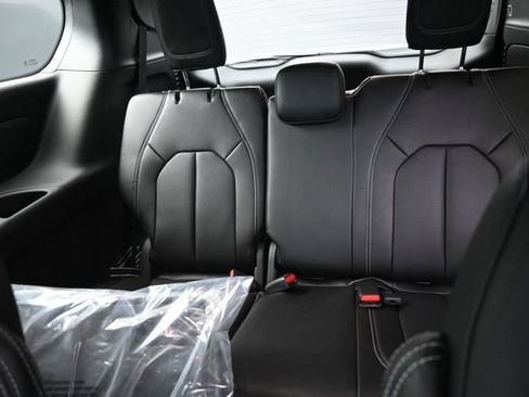 New 2027 Chrysler Pacifica Select AWD/4WD image 36
