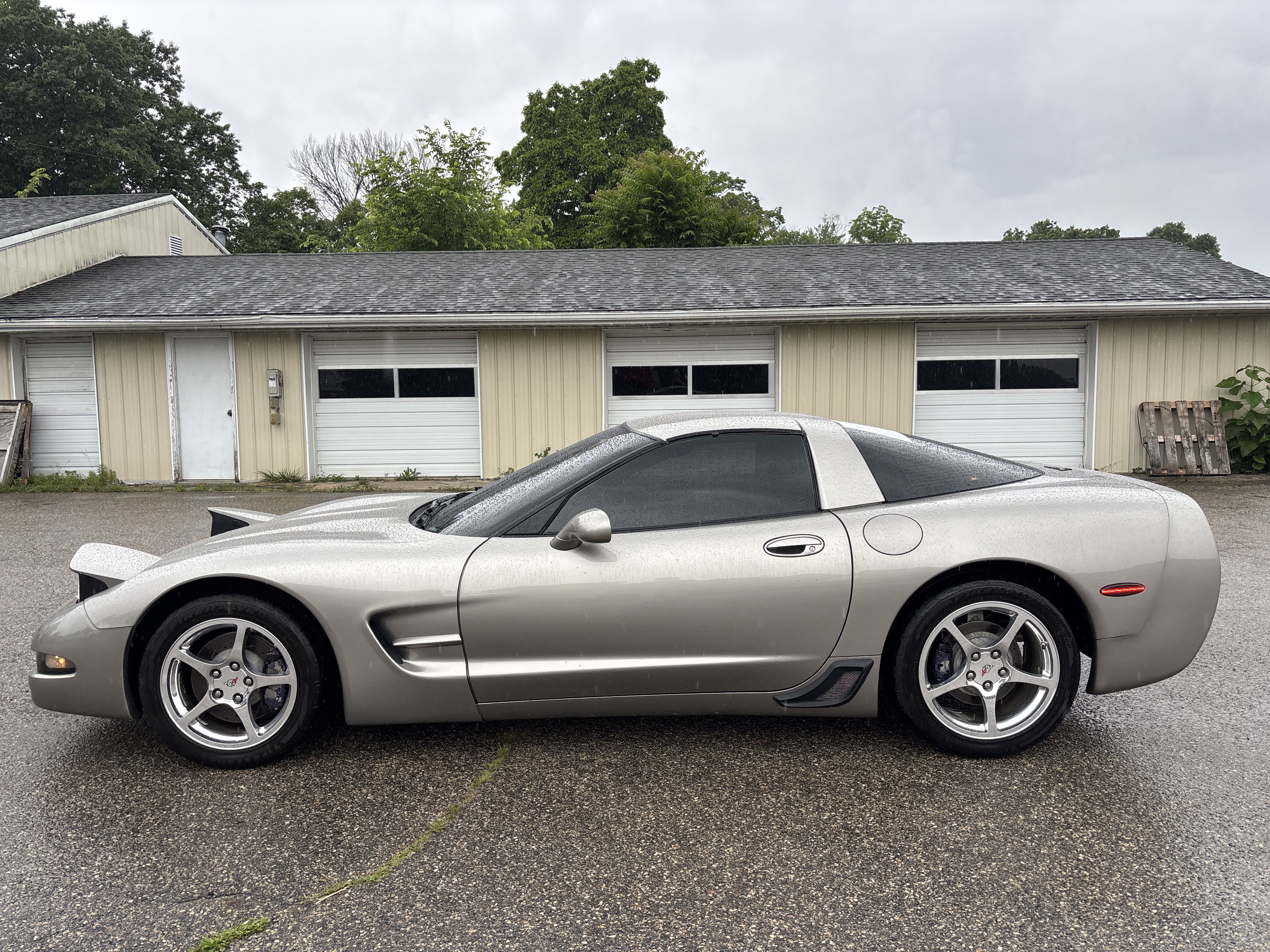 Used 2000 Chevrolet Corvette Coupe w/ Roof Pkg RWD image 8