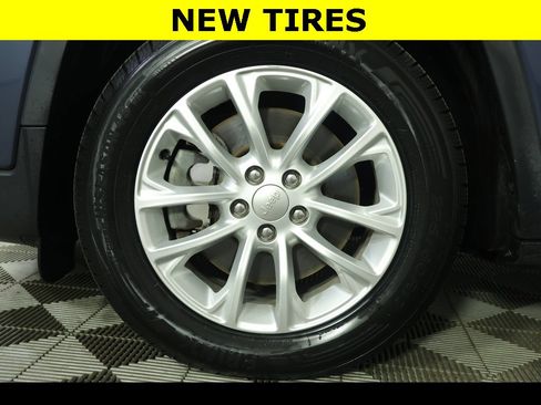 Used 2019 Jeep Cherokee Latitude w/ Popular Appearance Group image 6