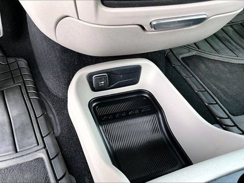 Used 2020 Chrysler Voyager L FWD image 14