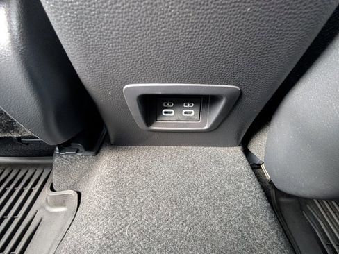 Used 2025 Toyota Corolla Cross LE image 17