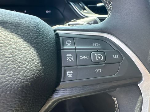 Certified 2025 Jeep Grand Cherokee Altitude AWD/4WD image 32