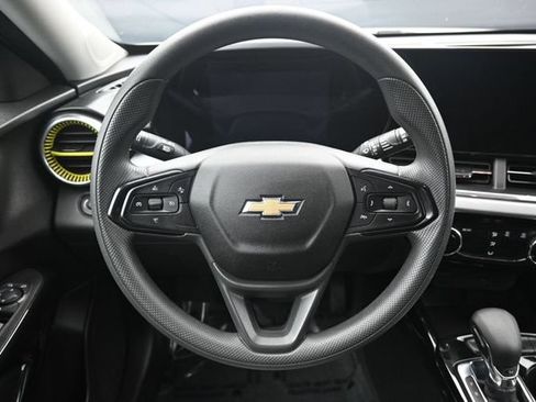 Used 2025 Chevrolet Trax LT FWD image 15