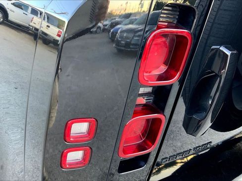 Used 2023 Land Rover Defender 90 X-Dynamic SE image 28