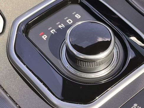 Used 2019 Land Rover Range Rover Evoque SE Premium image 20