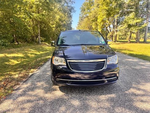Used 2011 Chrysler Town & Country Touring-L w/ Entertainment Group #2 image 4