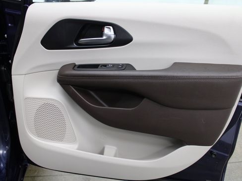 Used 2020 Chrysler Pacifica Touring w/ Advanced Safetytec Group image 21