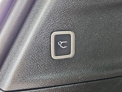 Used 2026 Chrysler Pacifica Limited FWD image 7