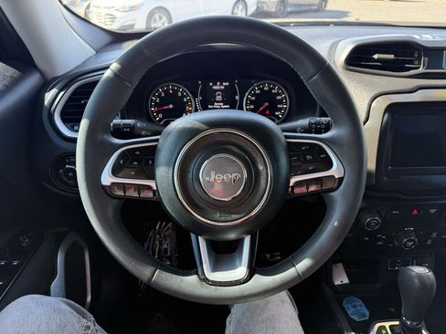 Used 2019 Jeep Renegade Latitude FWD image 8