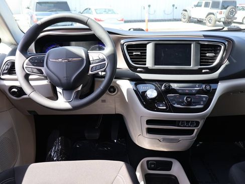 Used 2023 Chrysler Voyager LX FWD image 18