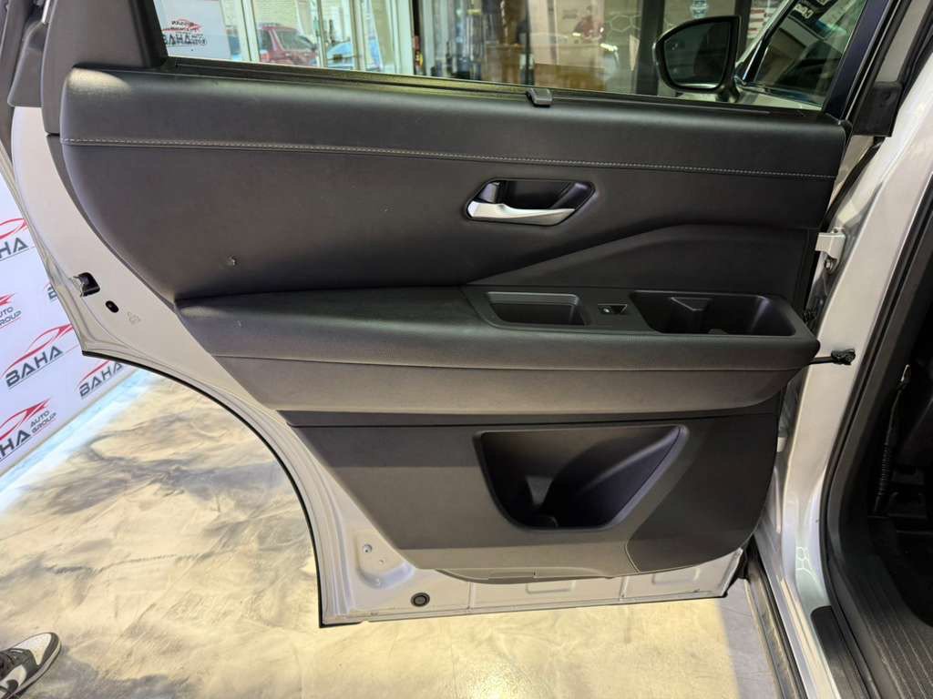 Used 2025 Nissan Pathfinder SL FWD image 35