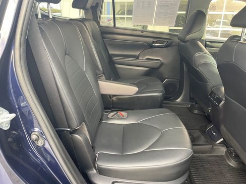 Used 2021 Toyota Highlander XLE AWD/4WD image 34