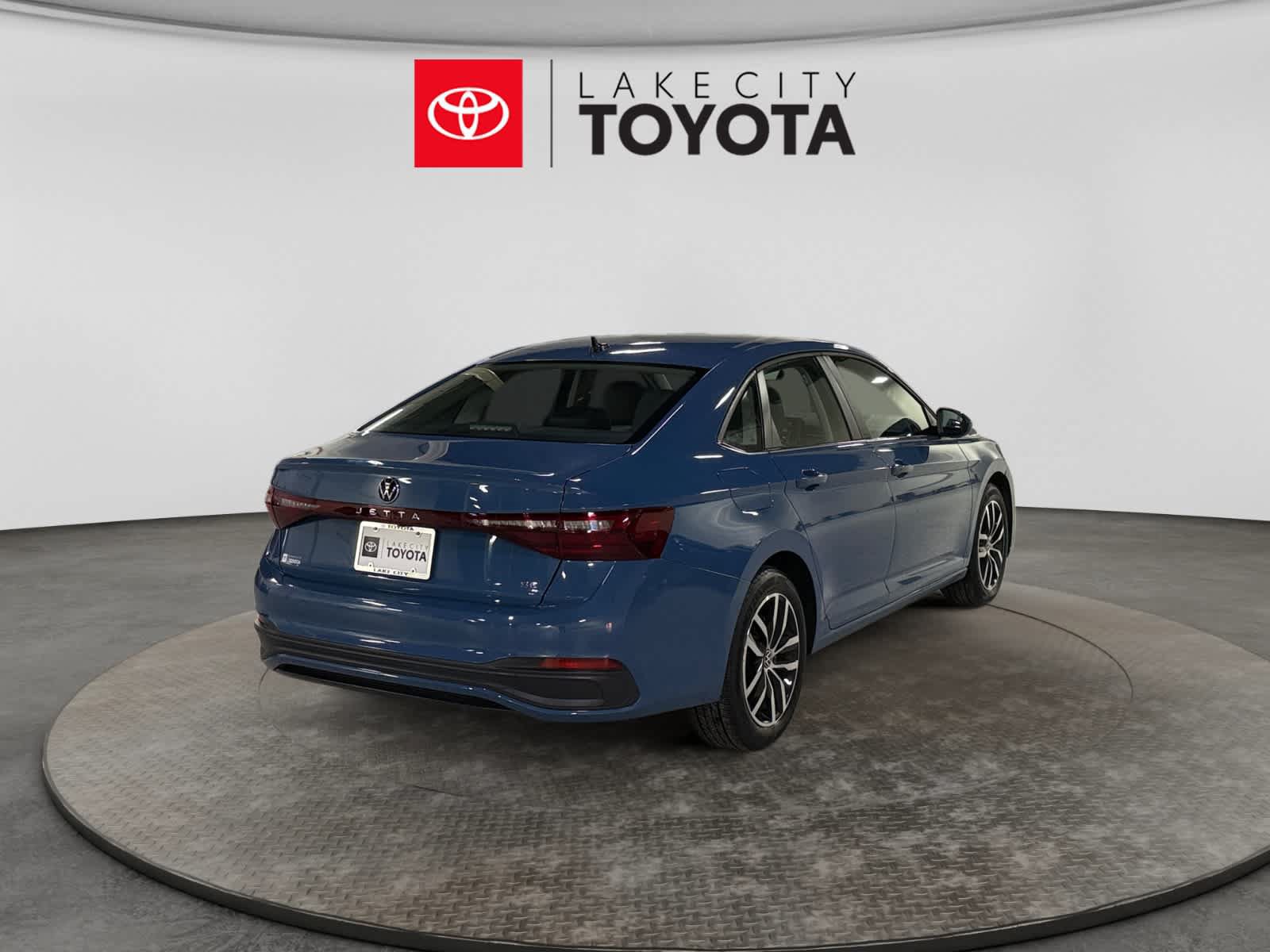Used 2025 Volkswagen Jetta SE FWD image 9
