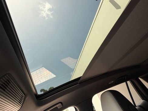 Certified 2025 Volkswagen Tiguan SE R-Line FWD image 20
