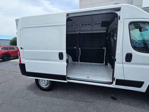 Used 2025 RAM ProMaster 2500 w/ Convenience Group FWD image 12