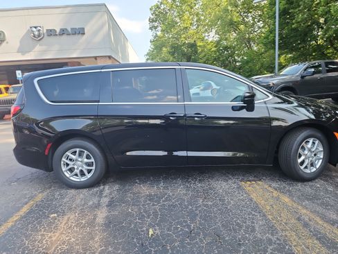 New 2026 Chrysler Pacifica Select image 23