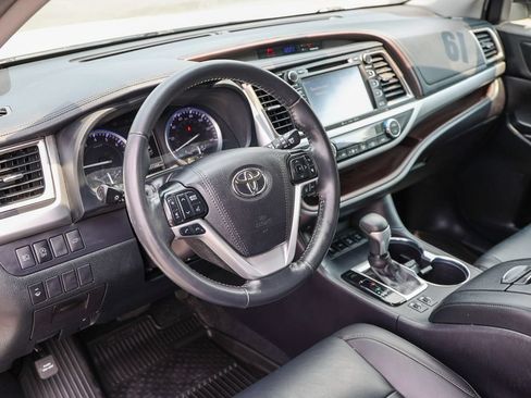 Used 2019 Toyota Highlander XLE AWD/4WD image 37